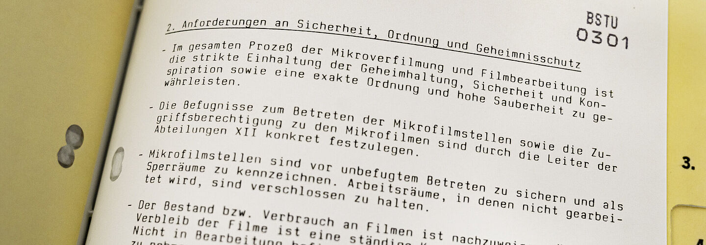 Blick in die aufgeschlagene Beispielakte zur letzten Archivordnung der Stasi. Zu sehen ist sind Anweisung zur Mikroverfilmung von Unterlagen.