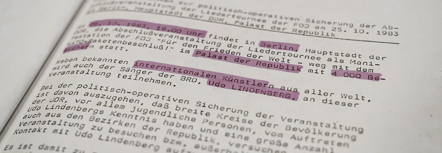 Ein Blick auf eine Seite aus der Beispielakte zum Udo-Lindenberg-Konzert. Zu sehen ist ein Absatz der die Teilnahme Udo Lindenbergs an der Veranstaltung meldet..