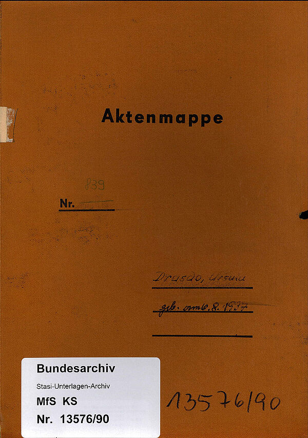 Zu sehen ist ein brauner Aktendeckel. Beschriftet ist er mit dem Namen Ursula Drasdo, ihrem Geburtsdatum und der Archivsignatur.