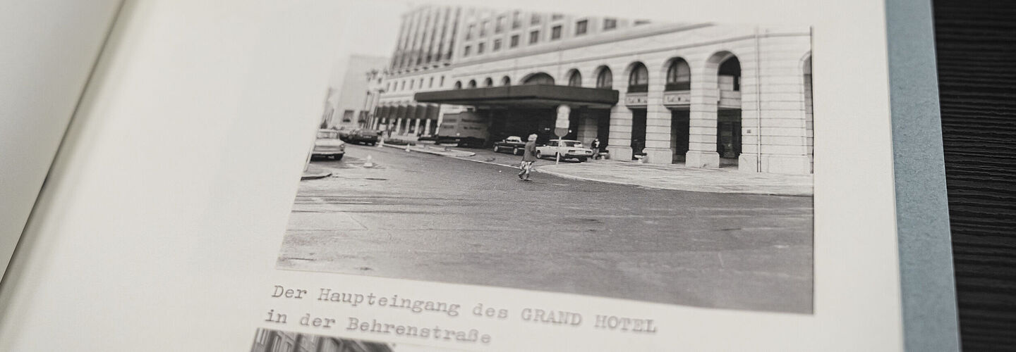Ein Ausschnitt einer Beispielakte zu Berliner Luxushotels. Zu sehen ist ein Foto eines Gebäudeeingangs und der Untertitel "Der Haupteingan des GRAND HOTELS in der Behressntraße"
