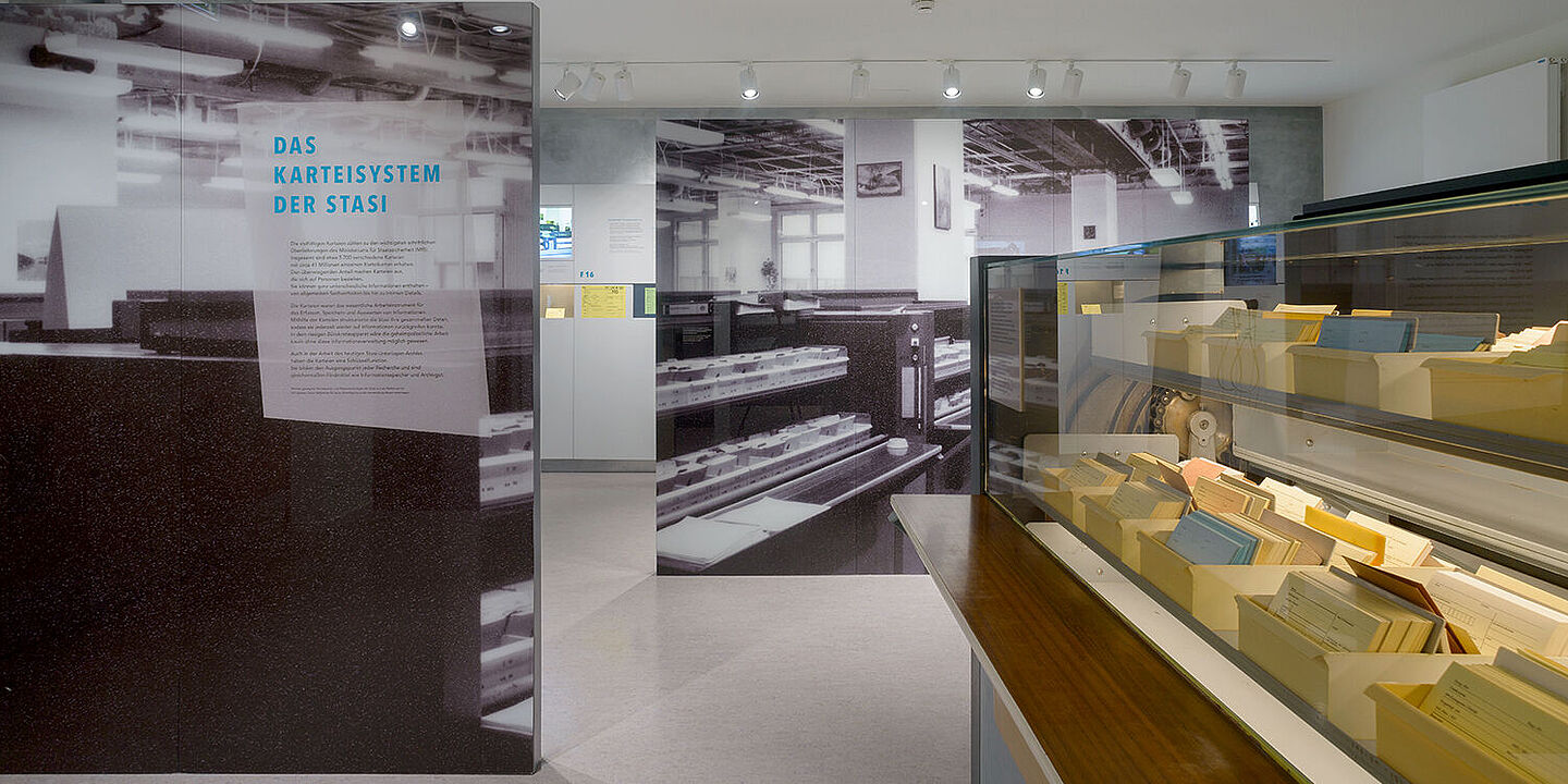 Karteiumlaufschrank Blick auf Karteikarten in einem Karteiumlaufschrank, Quelle:
BStU / Dresen